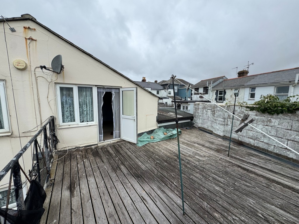 Lot: 102 - THREE-BEDROOM HOUSE FOR IMPROVEMENT - The Roof Terrace